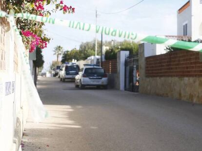 Agentes de la Guardia Civil, ante la casa de Vinaròs donde se ha perpetrado el crimen.