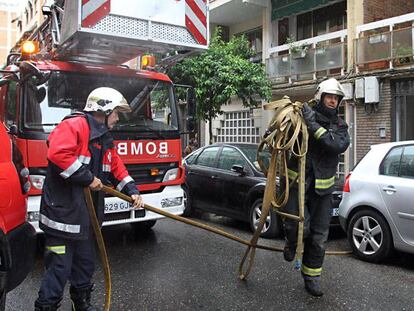 Bomberos de Córdoba, durante una intervención. En el vídeo, la intervención en Granada.