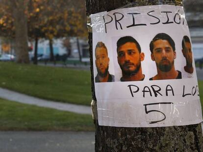 Carteles con las caras de los acusados de violacion, en el centro de Pamplona.
