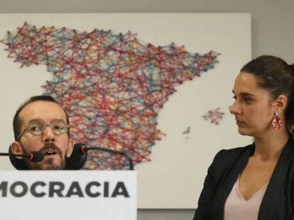 Pablo Echenique y Noelia Vera tras la reunión de la ejecutiva de Podemos.