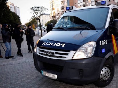 El furgón de la Policía que conduce a tres de los cinco sevillanos acusados de violar a una joven de 18 años en los sanfermines del 2016.