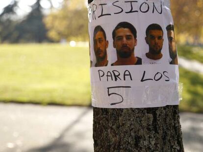 Carteles con las caras de los acusados de la violación, en el centro de Pamplona.