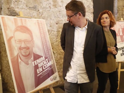 Xavier Domènech y Elisenda Alamany, números uno y dos de la lista de Catalunya en Comú Podem, durante la presentación del lema de campaña para las elecciones. En vídeo, declaraciones de Xavier Domènech y Soraya Saénz de Santamaría, vicepresidenta del Gobierno.