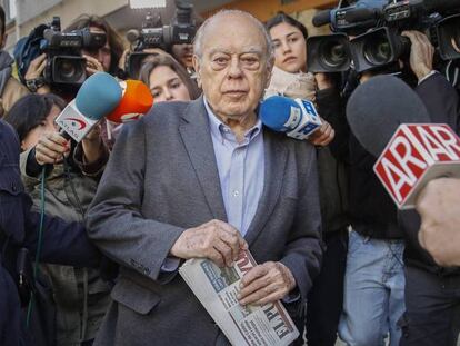 FOTO: El expresidente catalán Jordi Pujol, rodeado de periodistas a la salida de su domicilio en Barcelona. / VÍDEO: Junts per Cataluña presenta su lista para el 21-D.