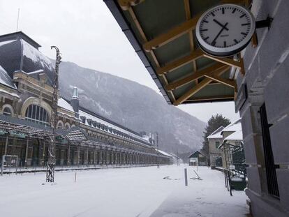 Vista de la estación de Canfranc (Huesca) cubierta de nieve.