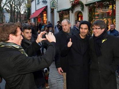 Carles Puigdemont (centro) recorre el centro histórico de Brujas el 25 de noviembre.