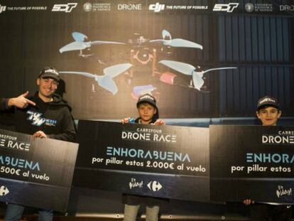 En el centro, el campeón Erick Carratalá sujeta el primer premio después de vencer en la primera edición de la 'Carrefour Drone Race'.