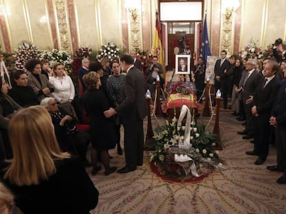 La capilla ardiente de Manuel Marín, instalada en el Salón de los Pasos Perdidos en el Congreso./ Vídeo: Rajoy se despide del político en la capilla ardiente.