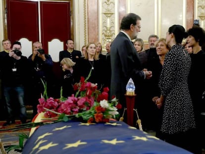 El presidente del Gobierno, Mariano Rajoy, conversa con la viuda y las hijas de Manuel Marín.