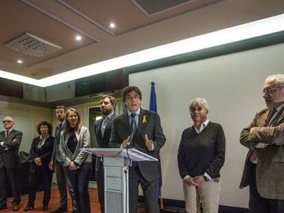 Puigdemont y los exconsejeros durante la rueda de prensa.