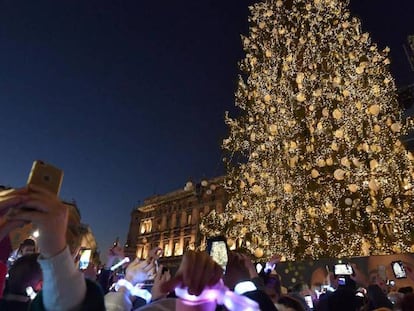 Encendido del árbol de Navidad en la plaza del Duomo de Milán.