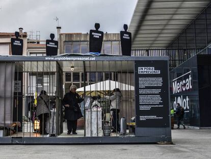 Una instalación de ANC y Òmnium para reclamar la excarcelación de los exconsejeros en prisión, colocada en una plaza de Olot (Girona).