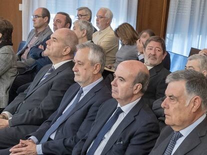 Los expresidentes Manuel Chaves y José Antonio Griñán, en el centro del banquillo.