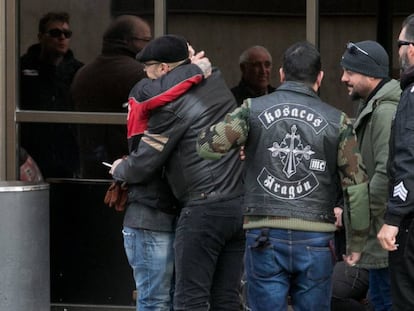 Amigos de Víctor Laínez en el cementerio de Torrero (Zaragoza).