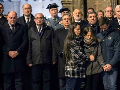 Minuto de silencio en Alcañiz (Teruel) por los dos guardias civiles asesinados en un tiroteo, con la presencia del ministro del interior José Ignacio Zoido (5i) y el presidente de Aragon Javier Lambán (3i).