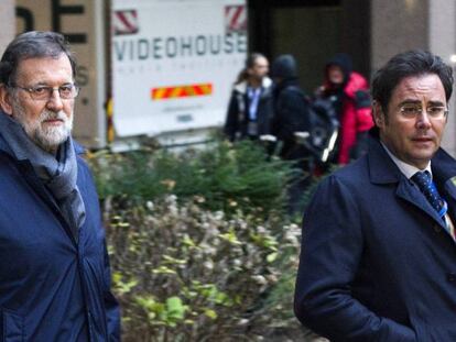 Rajoy acompañado por el secretario de Estado para la UE, a su llegada al Consejo Europeo.