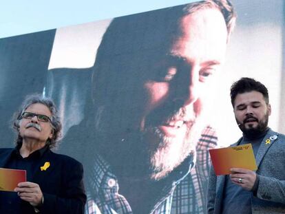 Joan Tardà y Gabriel Rufián, ante una imagen de Oriol Junqueras este sábado en Barcelona.