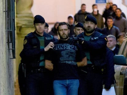 Agentes de la Guardia Civil trasladan al serbio Norbert Feher, acusado del asesinato de dos guardias civiles y un ganadero en Teruel, a su salida de los juzgados de Alcañiz.