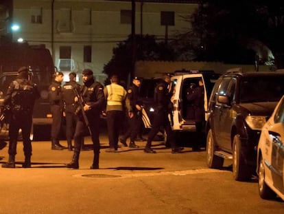 Guardias civiles, este jueves durante el operativo de búsqueda en Andorra (Teruel).