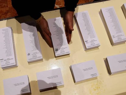Un operario coloca papeletas electorales en el Ayuntamiento de Barcelona.