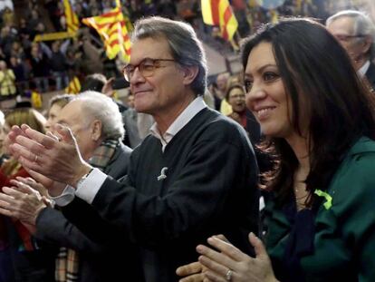 Pie de Foto: El expresidente de la Generalitat Artur Mas con Marcela Topor, esposa de Carles Puigdemont.