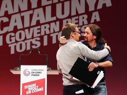 Xavier Domènech, y Pablo Iglesias, en el mitin final de cierre de campaña de los comunes en Santa Coloma de Gramenet.