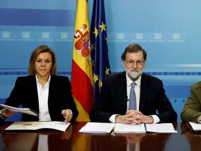 La ministra de Defensa, María Dolores de Cospedal, el presidente del Gobierno, Mariano Rajoy, y el jefe del Estado Mayor de la Defensa, Fernando Alejandre, durante el mensaje.