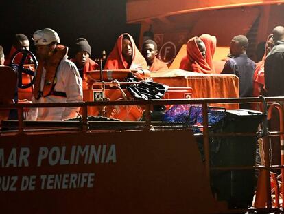 Ocupantes de una patera rescatada este sábado en el mar de Alborán.