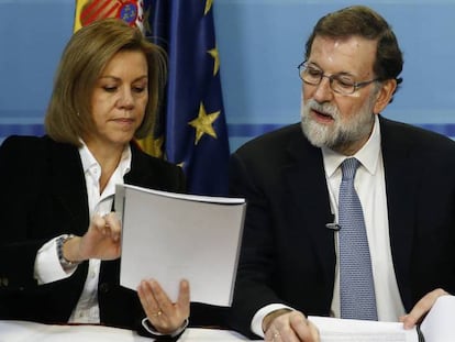 Rajoy y Cospedal, el domingo durante la videoconferencia con las tropas destacadas en misiones de paz. En vídeo, declaraciones de Miguel Gutiérrez y Rafael Hernando.