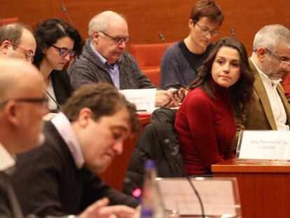 Inés Arrimadas, este miércoles, durante la reunión de la diputación permanente en el Parlament. En vídeo, declaraciones de Miguel Gutiérrez y Rafael Hernando.