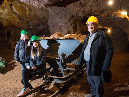 Vicente Porcar (antiguo minero) junto a Marta Bellés (sentada) y Sandy Van de Velde, guías del Parc Miner del Maestrat.