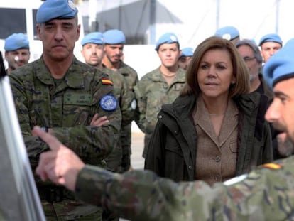 La ministra de Defensa, María Dolores de Cospedal, junto a algunos militares del contingente del Ejército Español en Líbano.