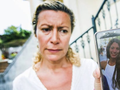 La madre de la joven desaparecida Diana María Quer, muestra en el móvil la foto de su hija.