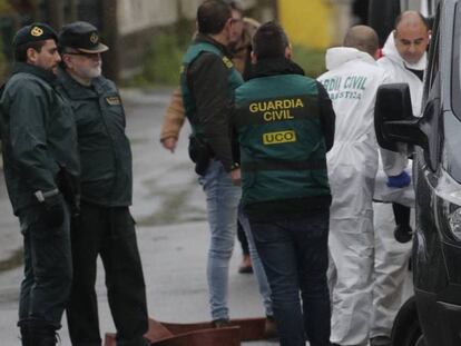 Agentes de la Guardia Civil trasladan el cuerpo de la joven Diana Quer a una furgoneta en la nave abandonada en Asados.