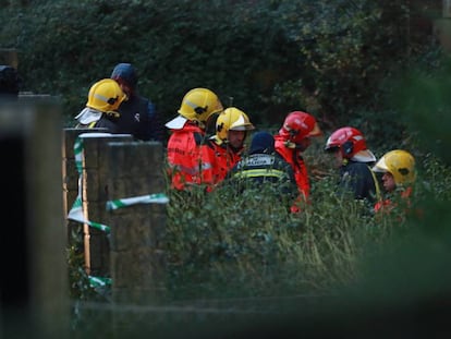 Efectivos de la Guardia Civil y de los Bomberos, en la nave de Asados donde está el cuerpo de Diana Quer.