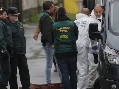 Agentes de la Guardia Civil trasladan el cuerpo de la joven Diana Quer a una furgoneta en la nave abandonada en Asados.