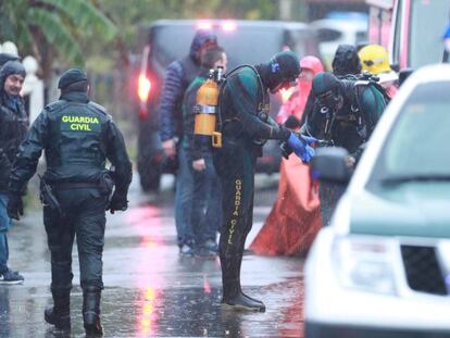 La Guardia Civil trabaja en la nave abandonada donde se encontró el cuerpo de Diana Quer el pasado día 31