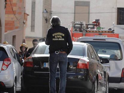 Uno de los agentes de la Guardia Civil que han intervenido en la operación en Requena.