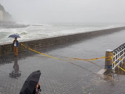 Un fuerte oleaje azota la costa vasca.