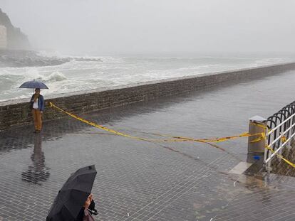 Un fuerte oleaje azota la costa vasca.