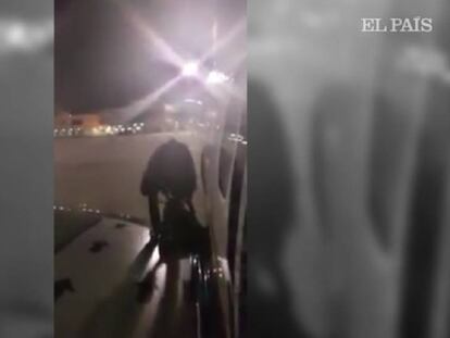 Un viajero sale por la puerta de emergencias de un avión de Ryanair tras aterrizar en Málaga