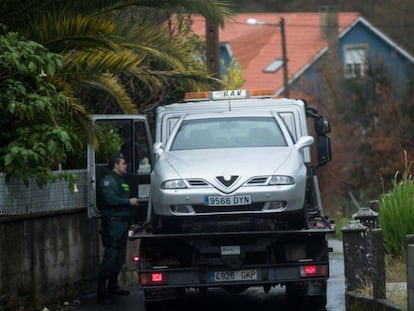 La Guardia Civil retira el coche decomisado de Abuín en su casa de Rianxo el pasado 31 de diciembre.