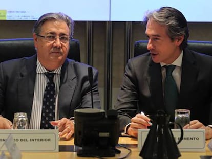 El ministro del Interior, Juan Ignacio Zoido, y el ministro de Fomento, Íñigo de la Serna, este lunes.