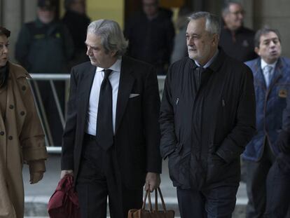 La exministra Álvarez, junto al expresidente Griñán y su abogado, esta mañana.