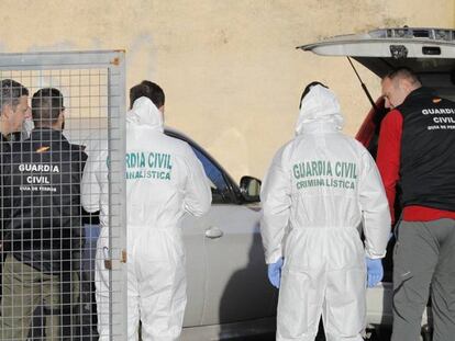 Guardias civiles, durante la nueva inspección ocular que se lleva a cabo hoy en la nave donde fue hallado el cadáver de Diana Quer en Rianxo.