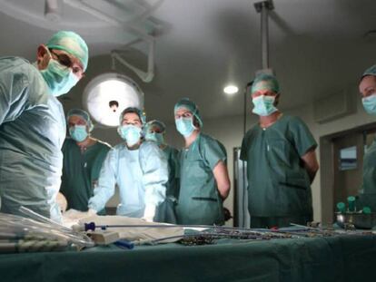 El equipo de trasplantes del hospital Virgen de las Nieves de Granada, durante un simulacro de donación en asistolia, en un quirofano.