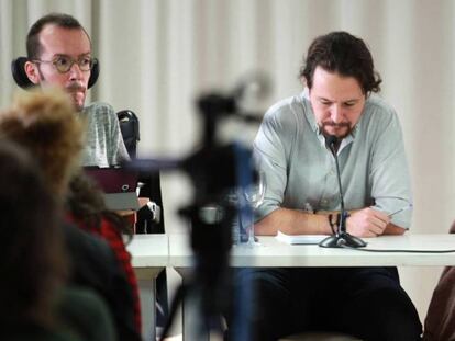 El secretario general de Podemos, Pablo Iglesias, acompañado por el secretario de Organización del partido, Pablo Echenique (i), la secretaria de Acción en el Congreso y Portavoz, Irene Montero.