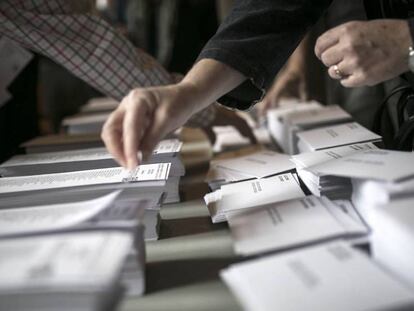 FOTO: Votantes en Barcelona. / VÍDEO: Análisis de Juan José Mateo.
