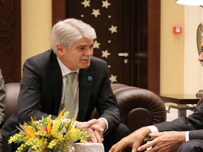 Alfonso Dastis con su homólogo libio, Mohamed Taha Siala.