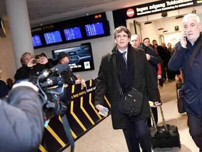 El expresidente Carles Puigdemont llega al aeropuerto de Copenhagen este lunes.
